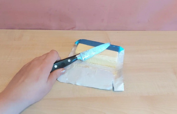 Сливочное масло облегчит процесс нарезки сухофруктов.