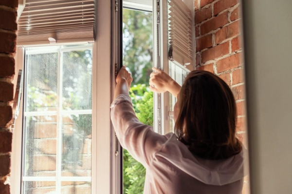 Нужно открывать окна и впускать свежий воздух. / Фото: realty.rbc.ru