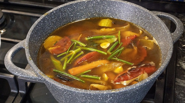 Бульйон із овочевих очищень. / Фото: tort-factory.ru Бульон из овощных очистков. / Фото: tort-factory.ru