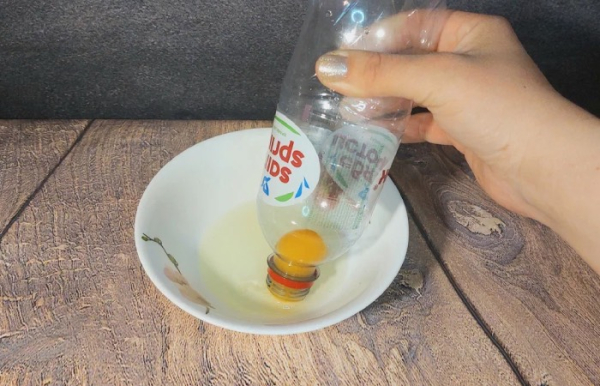 Быстро отделяем желток от белка.