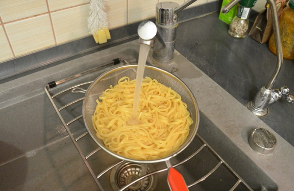 Промыть макароны в сите под краном. / Фото: cm36.ru