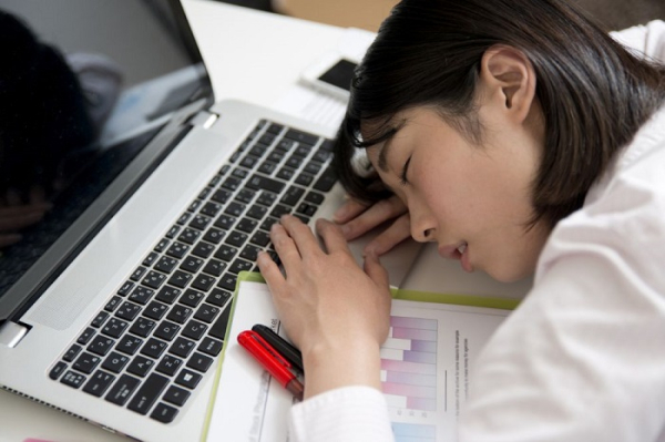 Японцы могут вздремнуть за рабочим столом. / Фото: rg.ru