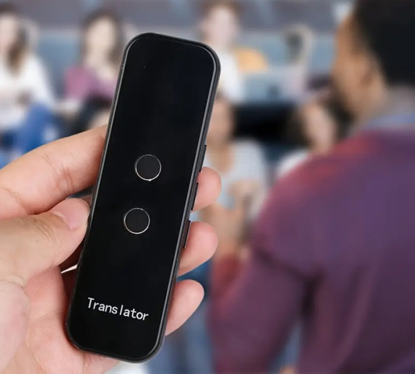 Синхронный перевод с помощью технологий, а не переводчика. /Фото: alabastore.com