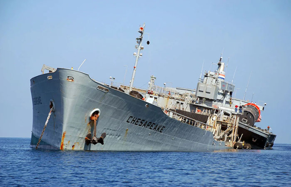 Як тонула плавуча бензоколонка американських військових