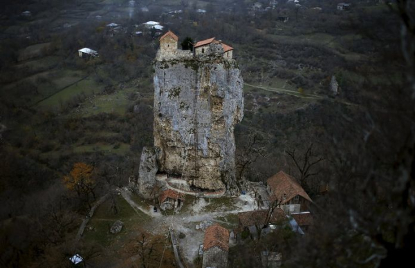 Еду и всё необходимое доставляют с помощью лебёдки.  Фото: mebstroy.com.