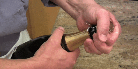 Как открыть шампанское своими руками: аккуратно вытащите пробку