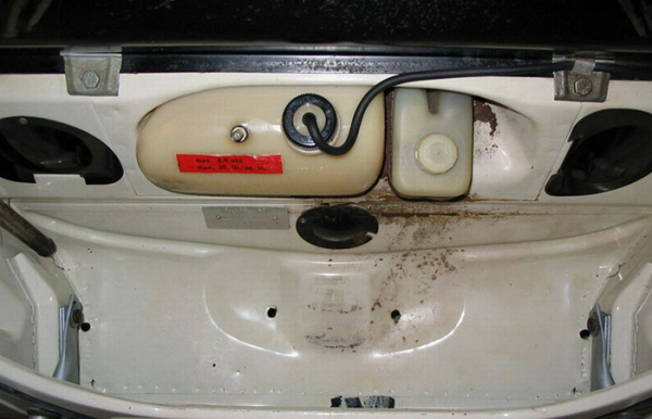 Пневматический бачёк в багажнике./ Фото: livejournal.com