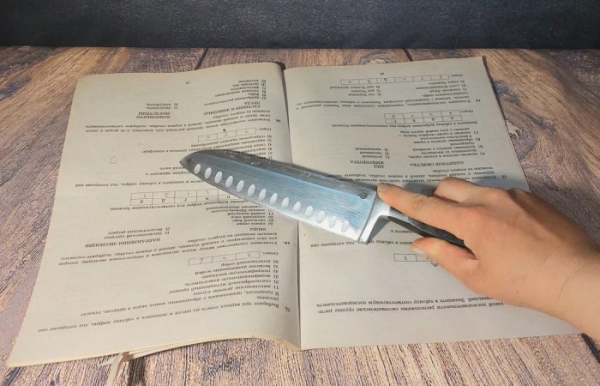 Быстро затачиваем ножи об газету.