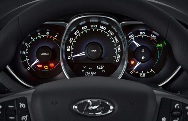 Навіщо на автомобільному спідометрі малюють захмарні для машини цифри