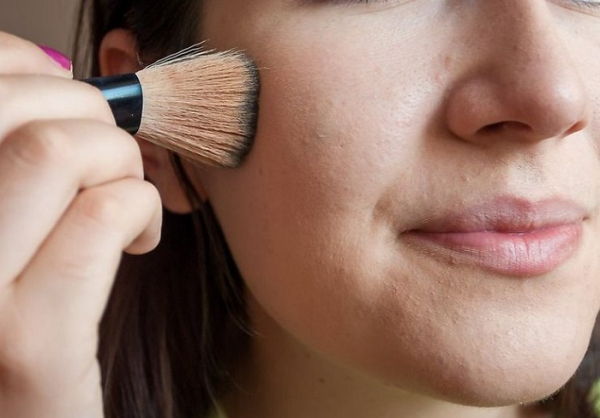 Чому макіяж «пливе»: 5 популярних помилок