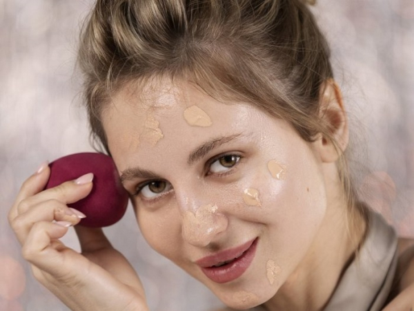 Наносите тональный крем спонжем. / Фото: lady.mail.ru