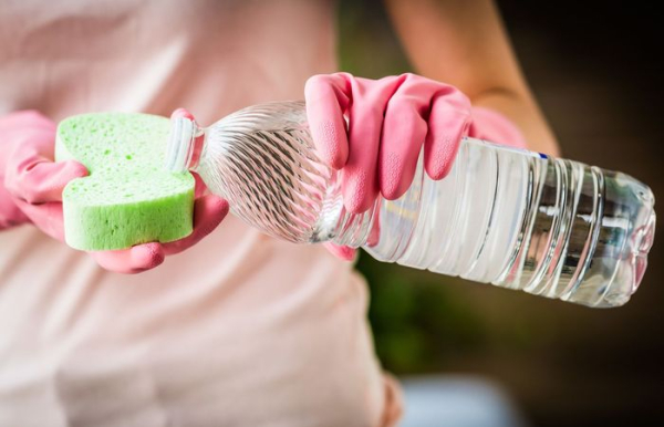 С уксусом нужно быть максимально осторожным при уборке, иначе можно испортить предметы и поверхности.  Фото: bhg.com.au.