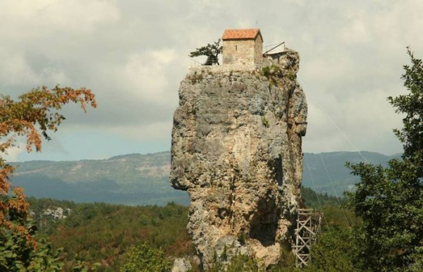 Крепость одиночества - столп Кацхи в Грузии.  Фото: realt.onliner.by.