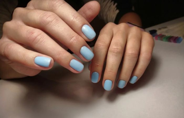 Маникюр в нежно-голубом цвете.  Фото: becorp.top.