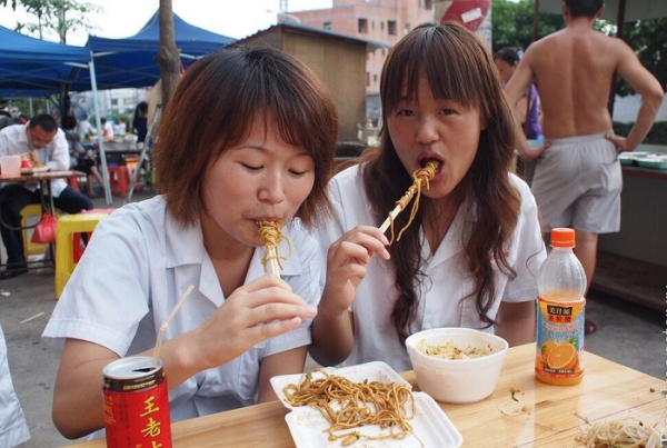 Чому японці голосно чавкають під час їжі і це не…