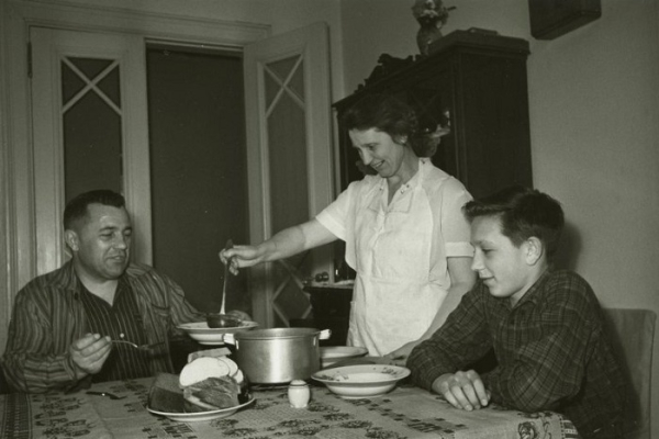 Члены семьи доедали все, что было на тарелке. / Фото: russiainphoto.ru