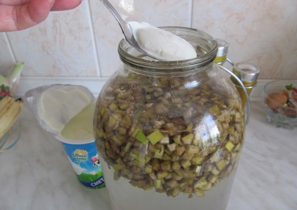 Положите в банку с кожурой сметану. / Фото: povar.ru