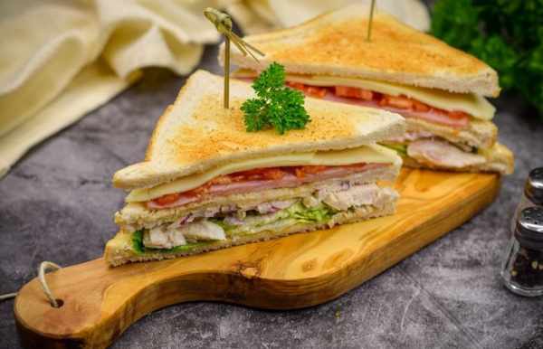 Сэндвич с курицей и овощами. / Фото: povar.ru