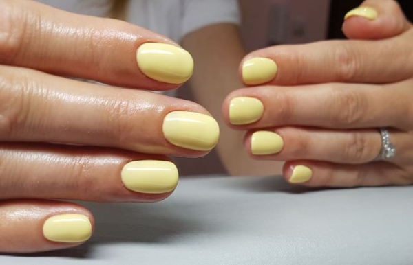 Маслянисто-жёлтый цвет прекрасно смотрится на ногтях.  Фото: cndpremium.co.il.