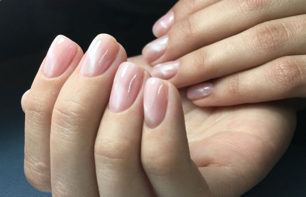 Маникюр в нежно-розовом цвете всегда уместно смотрится в любое время года и с любым образом.  Фото: icdn.lenta.ru.