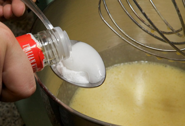 Обычно хозяйки гасят соду уксусом в ложке. / Фото: enjoyyourcooking.com