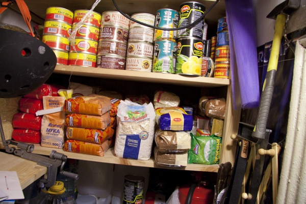 Запасы продуктов в кладовке. / Фото: gorelka-optimus.ru