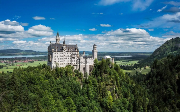 Сказочный замок с кошмарным владельцем, и это чуть не стало проблемой. /Фото: neuschwansteincastletickets.tours