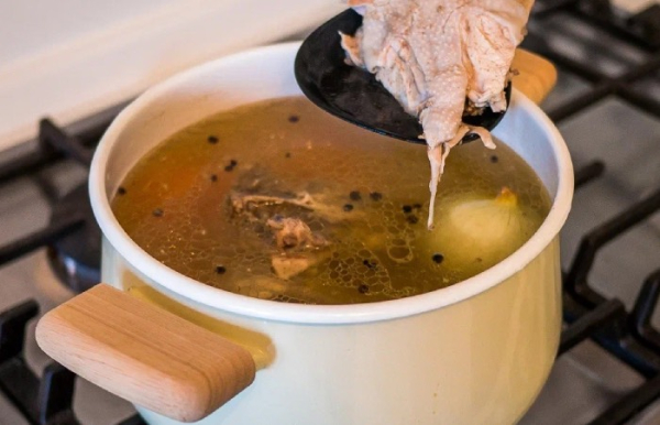 Наваристый бульон необходимо процеживать.