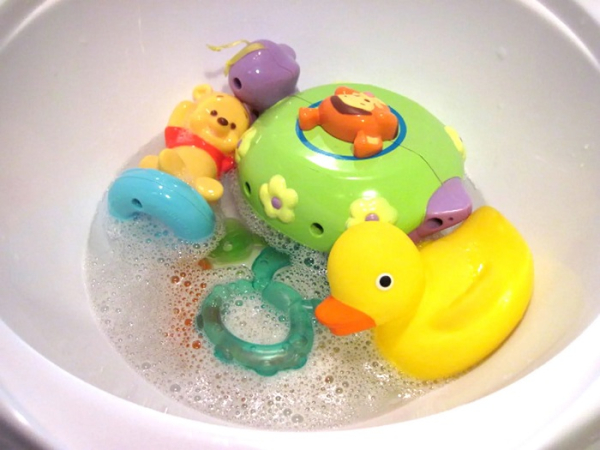 Помойте игрушки в мыльной воде. / Фото: mark-med.ru