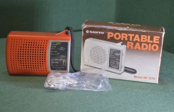 Японское портативное радио на присоске Aquatron VX 33A.  Фото: habartorg.ru.