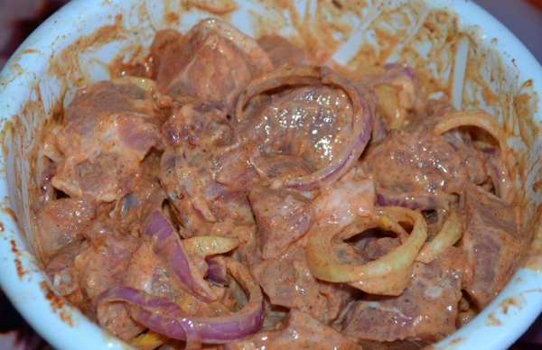Свинина, замаринованная с луком. / Фото: povar.ru