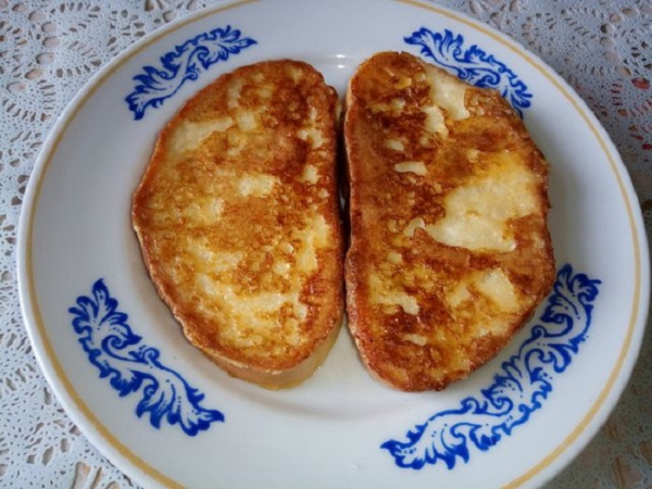 З хліба робили солодкі грінки на сніданок. / Фото: food.ru Из хлеба делали сладкие гренки на завтрак. / Фото: food.ru