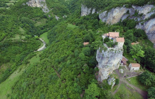Як живеться ченцю в одній із найважче церков світу
