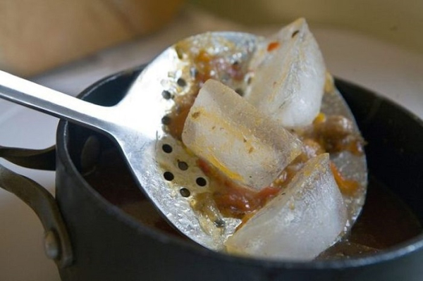 Лед впитывает в себя лишний жир. / Фото: prigotovim-v-multivarke.ru