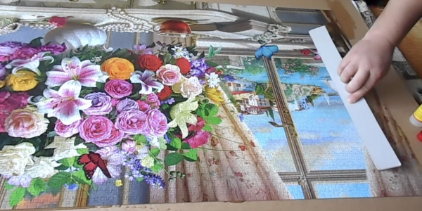 Как склеить пазлы специальным клеем: распределите состав по поверхности