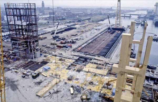 Стройка на грязи./ Фото: alchetron.com