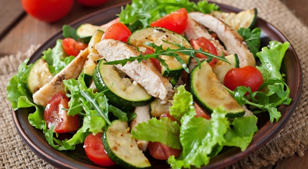 Помидоры и огурцы придают салату свежести. / Фото: lifehacker.ru