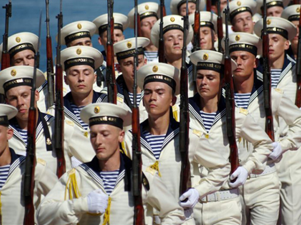 Тельняшка - неотъемлемая часть моряка. /Фото: fdra-naval.blogspot.com.