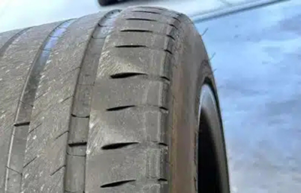 Шины электромобилей стираются быстрее./ Фото: mountainpassperformance.com