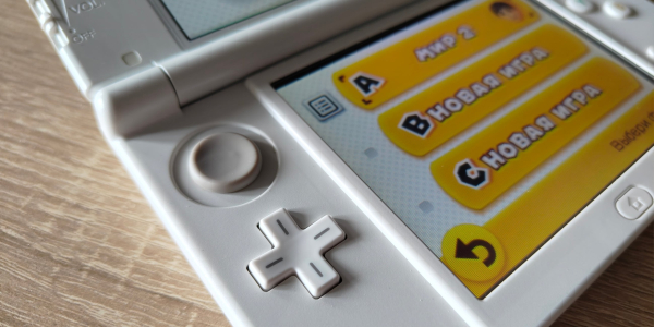 Nintendo 3DS: стик слегка вогнутый и палец идеально ложится на него