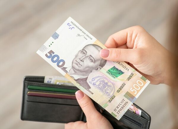 Юрист пояснив, чи можна зменшити зарплату або скасувати премію під час кризи