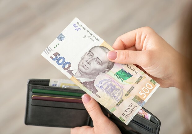Может ли работодатель уменьшить оклад или отменить премию в трудные времена — объяснение адвоката.