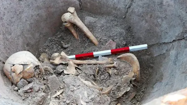 Скелет, якому 1600 років, у глечику з ножами викликає питання