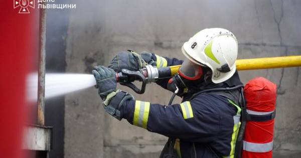 Рятувальники загасили пожежу в багатоповерхівці Стрия