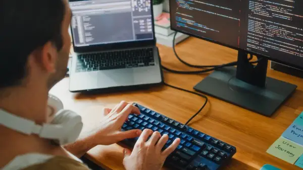 Штучний інтелект збоїть: популярні чат-боти не працюють