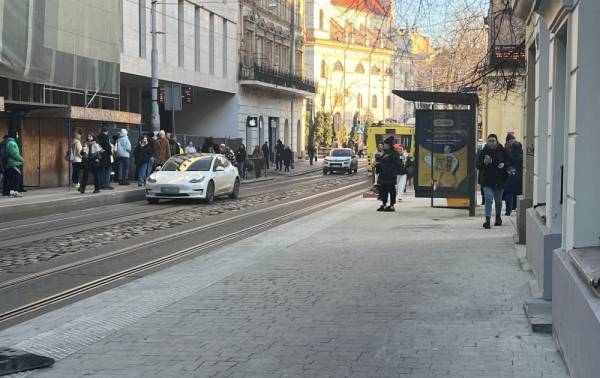 Львів будує інклюзивні тротуари та пандуси в центрі міста