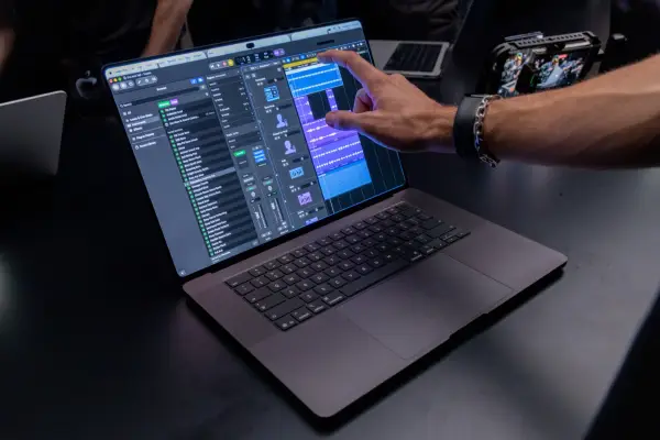 MacBook Pro з дисплеєм Pro Display XDR: коли Apple кидає виклик звичкам